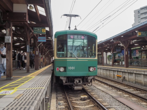 鎌倉や江ノ島など多くの観光地を通ることで人気の江ノ島電鉄線は、首都圏の鉄道会社では初めてオープンループを全駅に導入した。写真は2023年4月14日に江ノ島駅にて筆者撮影