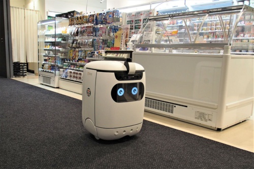 2021年4月20日にセブン‐イレブン・ジャパンらが実施した自律走行型ロボットによる商品配送の実証実験より。オフィス内店舗で、「RICE」というロボットが注文した商品を自動配送してくれる（筆者撮影）