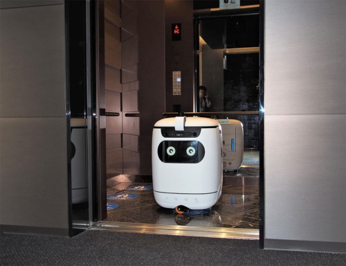 RICEにはLTEによる通信機能が搭載されており、それを活用することで位置の把握や、エレベーターを制御してのフロア間移動などを実現しているという。写真は2021年4月20日にセブン‐イレブン・ジャパンらが実施した自律走行型ロボットによる商品配送の実証実験より（筆者撮影）