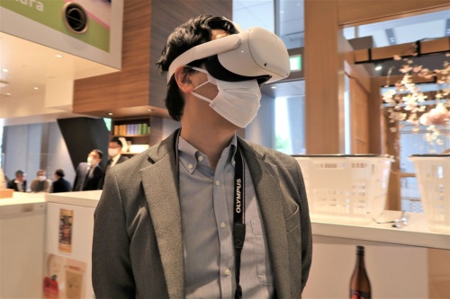 ケーブル接続の必要がなく、3万円前後と比較的低価格なスタンドアローン型VR用HMDの登場で、コンシューマー向けVRの市場は拡大傾向にある。写真は2021年3月にJR東日本スタートアップが実施した「VRを使った未来の物産展from青森」より（筆者撮影）
