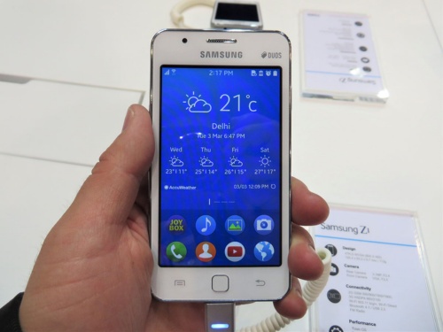 サムスン電子が力を入れていた「Tizen」はもともとスマートフォン向けOSとして開発が進められ、実際にTizenを搭載したスマートフォン「Samsung Z1」なども販売されていた。写真は2015年3月2日より開催された「Mobile World Congress 2015」より（筆者撮影）