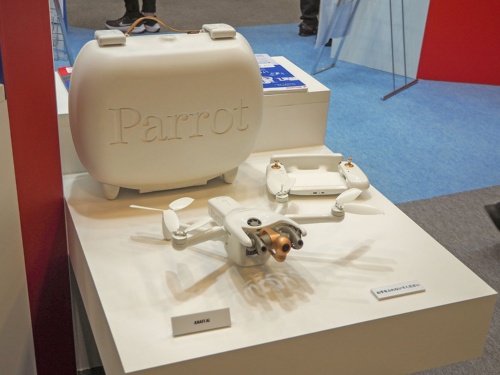 フランスのParrot（パロット）が開発した4G対応ドローン「ANAFI Ai」。4Gによる通信機能を内蔵しており、SIMを挿入して通信可能になるという。写真は2022年6月21日、「Japan Drone 2022」のNTTドコモブースにて筆者撮影