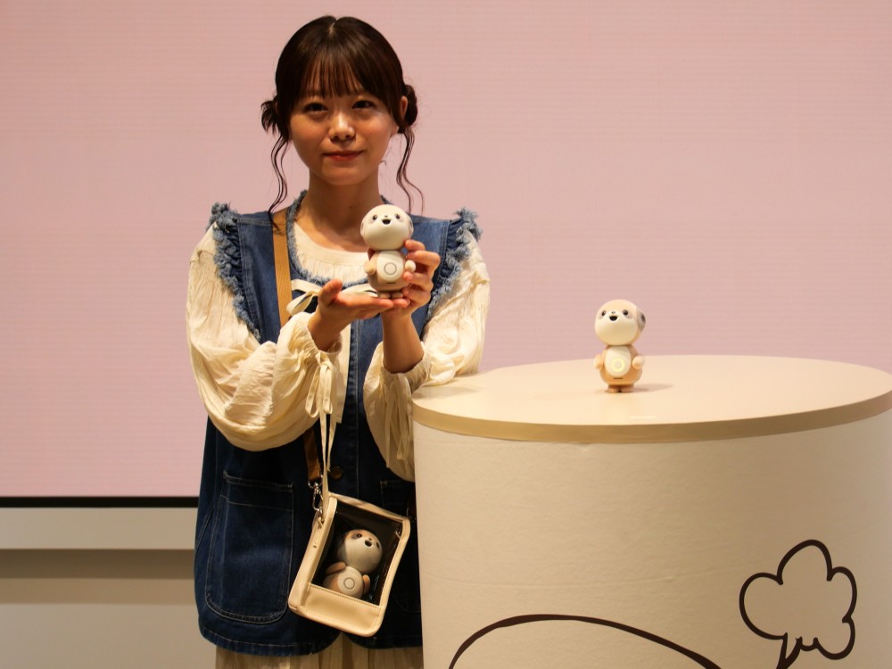 シャープが対話型AI「ポケとも」を発表 先代AIでの知見を活用：日経