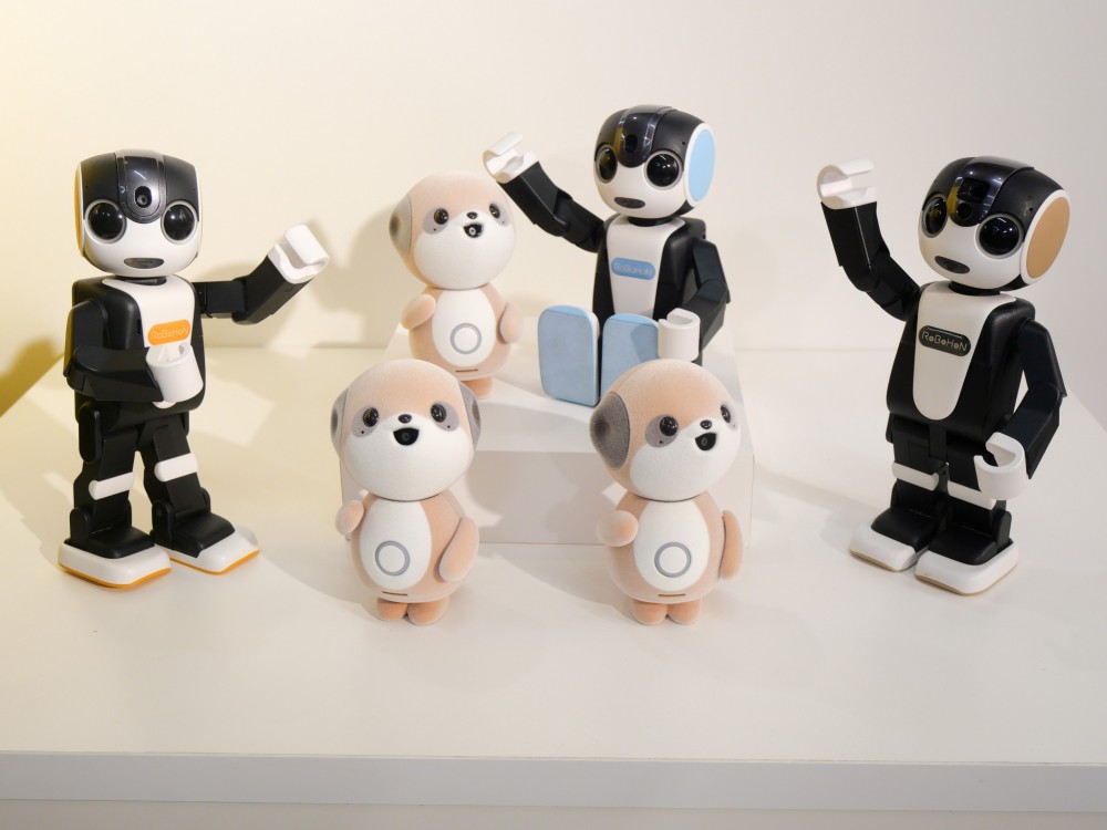 シャープが対話型AI「ポケとも」を発表 先代AIでの知見を活用：日経