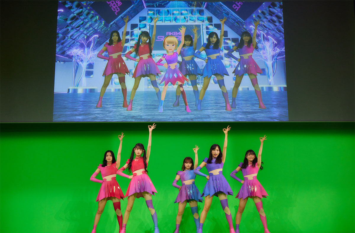 XR Worldで展開される新たなコンテンツとして、アイドルグループ「AKB48」のメンバーにバーチャルアイドルが加わった「AKB48 SURREAL」のライブなども展開するとしている