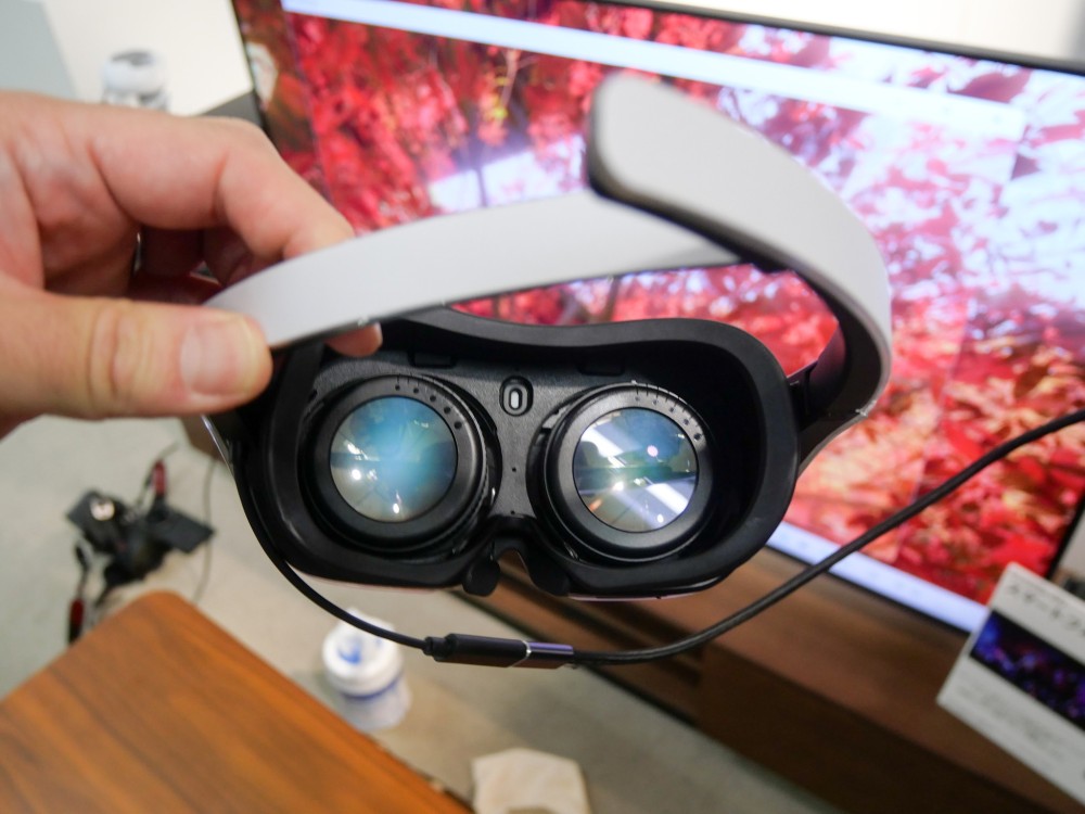 シャープ、クラウドファンディングで新型VRグラス 市場開拓の糸口に