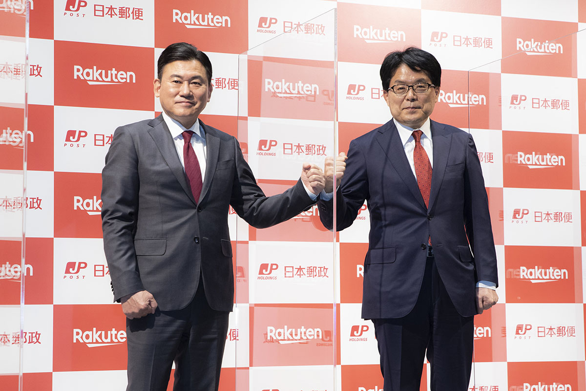 楽天グループはコスト面で自社構築が難しいと判断した地方での物流網開拓のため、日本郵政と提携。日本郵便と合弁で「JP楽天ロジスティクス」を設立するに至っている