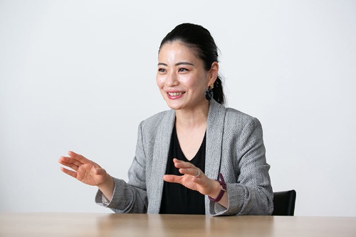 <span class="fontBold">平野未来(ひらの・みく)氏</span><br>シナモン社長CEO。2008年東京大学大学院修了。2005年と2006年に、自身が開発に関わったECサービス関連などのシステムが、経産省系の独立行政法人、情報処理推進機構(IPA)のIT人材発掘・育成事業である「未踏ソフトウェア創造事業」に採択された。在学中にアプリ開発のネイキッドテクノロジーを創業し、11年にミクシィに売却。12年にシンガポールでシナモンを創業、16年に日本法人を設立した(写真:的野弘路、以下同)