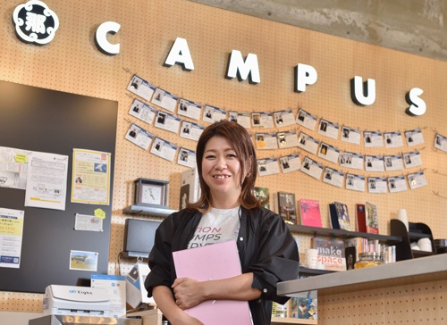 粟生万琴(あおう・まこと)氏LEO代表取締役CEO。三重県出身。大学卒業後、エンジニアとしてソフトウエア開発に従事、2003年にパソナテックに転職し、12年同社初の女性執行役員に就任。パソナテックの役員の傍ら、16年、DeNA元会長の春田真氏らとともに、AIベンチャーのエクサインテリジェンス(現エクサウィザーズ)を創業。20年に起業家やコミュニティーづくりを支援するLEOを創業し、代表取締役CEOに就任。19年10月から名古屋の事業や起業家を支援する施設「なごのキャンパス」の企画運営プロデューサー、21年4月から武蔵野大学でアントレプレナーシップ学部の客員教授、名古屋大学産学官連携推進本部の客員准教授も務める(写真:上野英和、以下同)