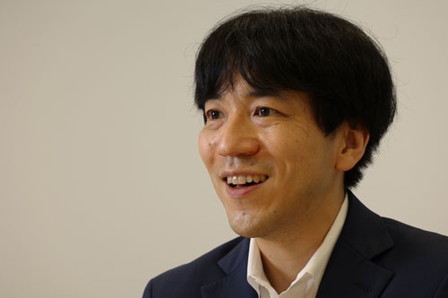 <span class="fontBold">柴山和久(しばやま・かずひさ)氏</span><br />2000年に東大法学部を卒業後、財務省に9年間勤務。米ハーバード・ロースクールを卒業し 、日英の財務省で予算、税制、国際交渉を担当。退職後はフランスの経営大学院INSEADを卒業し、10年にマッキンゼーに入社。ウォール街の機関投資家向けに10兆円規模のリスク管理・資産運用プロジェクトに携わる。次世代の金融インフラを構築したいという思いから、15年3月に退社し、同年4月にウェルスナビ 株式会社を設立。ニューヨーク州弁護士登録。(写真すべて:陶山勉)