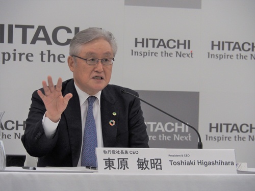 日立製作所の東原敏昭執行役会長兼執行役社長兼CEO(最高経営責任者)は20年5月、30年度までに炭素中立を達成すると宣言した
