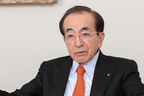 井上礼之(いのうえ・のりゆき)氏 ダイキン工業会長1935年生まれ。57年同志社大学卒業後、大阪金属工業(現ダイキン工業)入社。85年常務、89年専務を経て94年社長。2002年会長兼CEO(最高経営責任者)。2014年から現職(写真:今紀之、19年撮影)