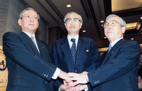 1999年8月、共同の金融持ち株会社設立の記者会見を終え握手する(左から)第一勧業銀行、日本興業銀行、富士銀行の3行頭取(写真:共同通信)