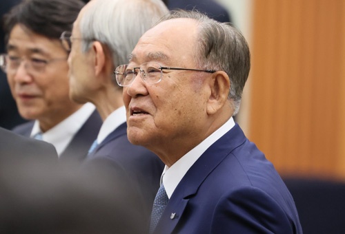 日本経済団体連合会で会長を務めたキヤノンの御手洗冨士夫氏が、株主総会で解任の危機に直面した(写真:つのだよしお/アフロ)