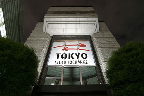 来年4月に市場を「プライム」「スタンダード」「グロース」に再編する東京証券取引所。プライム上場維持基準に不適格の企業は8月時点で500超だ(写真:PIXTA)
