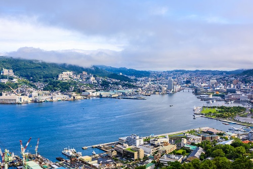 深刻な人口減少が続く長崎県の長崎市。若者の流出が特に顕著で、地域経済への影響が心配されている(写真:PIXTA)