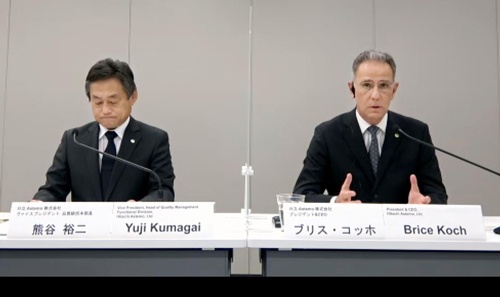 オンライン会見に出席した日立アステモのブリス・コッホCEO(右)(写真=共同通信)