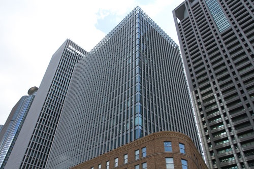 大阪市北区のダイビル本社。オフィスビルや商業施設を保有する（写真：アフロ）