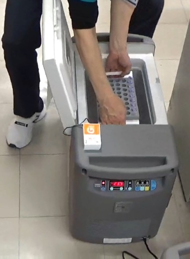 ツインバードの「ディープフリーザー」によって超低温でワクチンを運ぶ(新潟県燕市提供)