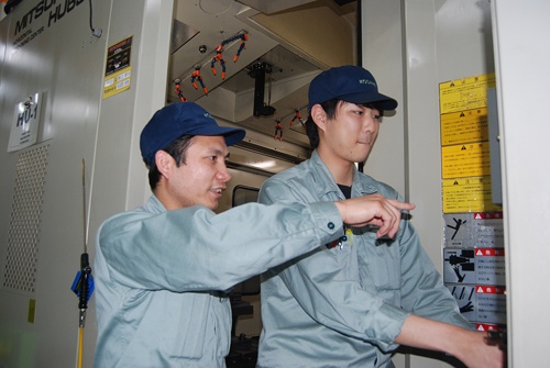 小金井精機製作所で日本人に作業を教えるベトナム人技術者。2007年から受け入れている