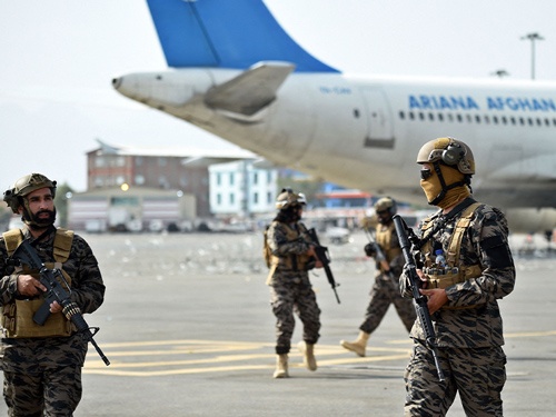 <span class="fontBold">米軍の撤退完了後、アフガニスタンの首都カブールの空港はタリバンの管理下に入った</span>(写真:AFP/アフロ)