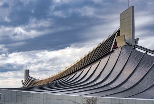 国立代々木競技場第一体育館の吊り構造の屋根部分を見る（写真：大山 顕）