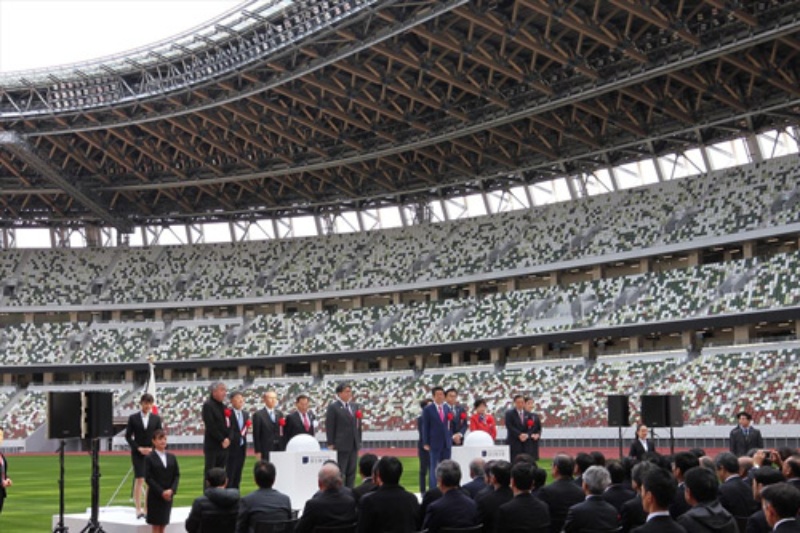 無観客でも満席に見える 未来予知 と話題の国立競技場を疑似体験 日経ビジネス電子版 無観客でも満席に見える 未来予知 と話題の国立競技場を疑似体験 日経ビジネス電子版
