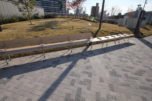 ただの木製ベンチもこんなに長いと写真に撮りたくなる(写真:宮沢 洋)