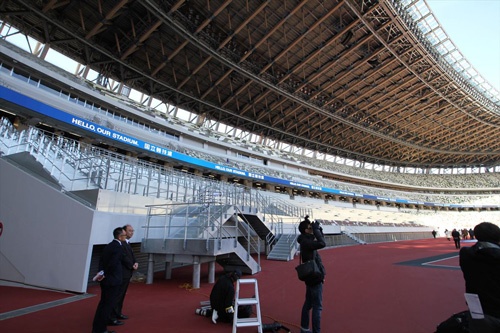 フィールドのそばには、五輪用の仮設席もつくられていた(写真:宮沢 洋)