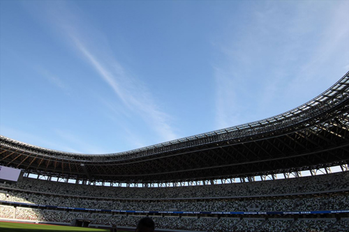 南側客席から東側の屋根の先端部を見る（写真：宮沢 洋）