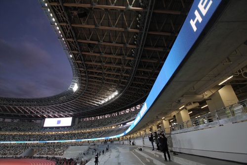 「リボンボード」と名付けた電光掲示板が、客席1層目と2層目の間をぐるりと巡る(写真:宮沢 洋)