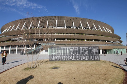 「国立競技場」と書かれた銘板の前が記念撮影ポイントとなりそう(写真:宮沢 洋)