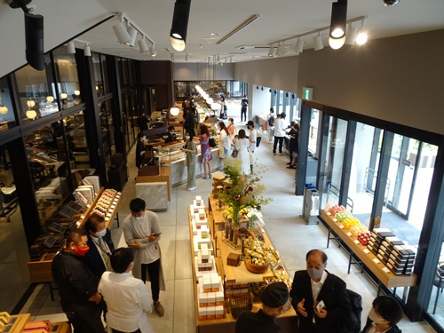 パティシエ辻口博啓氏の「LE CHOCOLAT DE H(ル ショコラ ドゥ アッシュ)」は面積が450坪で、焙煎(ばいせん)工場も備える