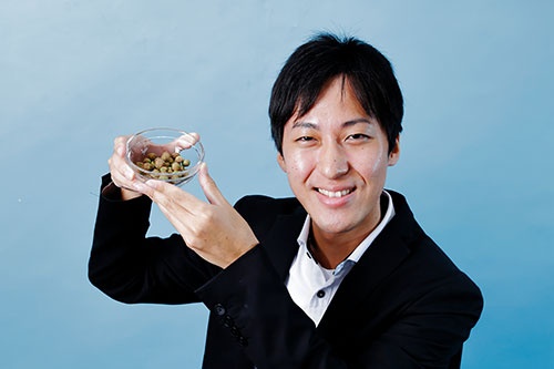 エコロギーの葦苅晟矢代表取締役CEO（最高経営責任者）。カンボジアに移住し、食用コオロギを量産している（写真：竹井俊晴）