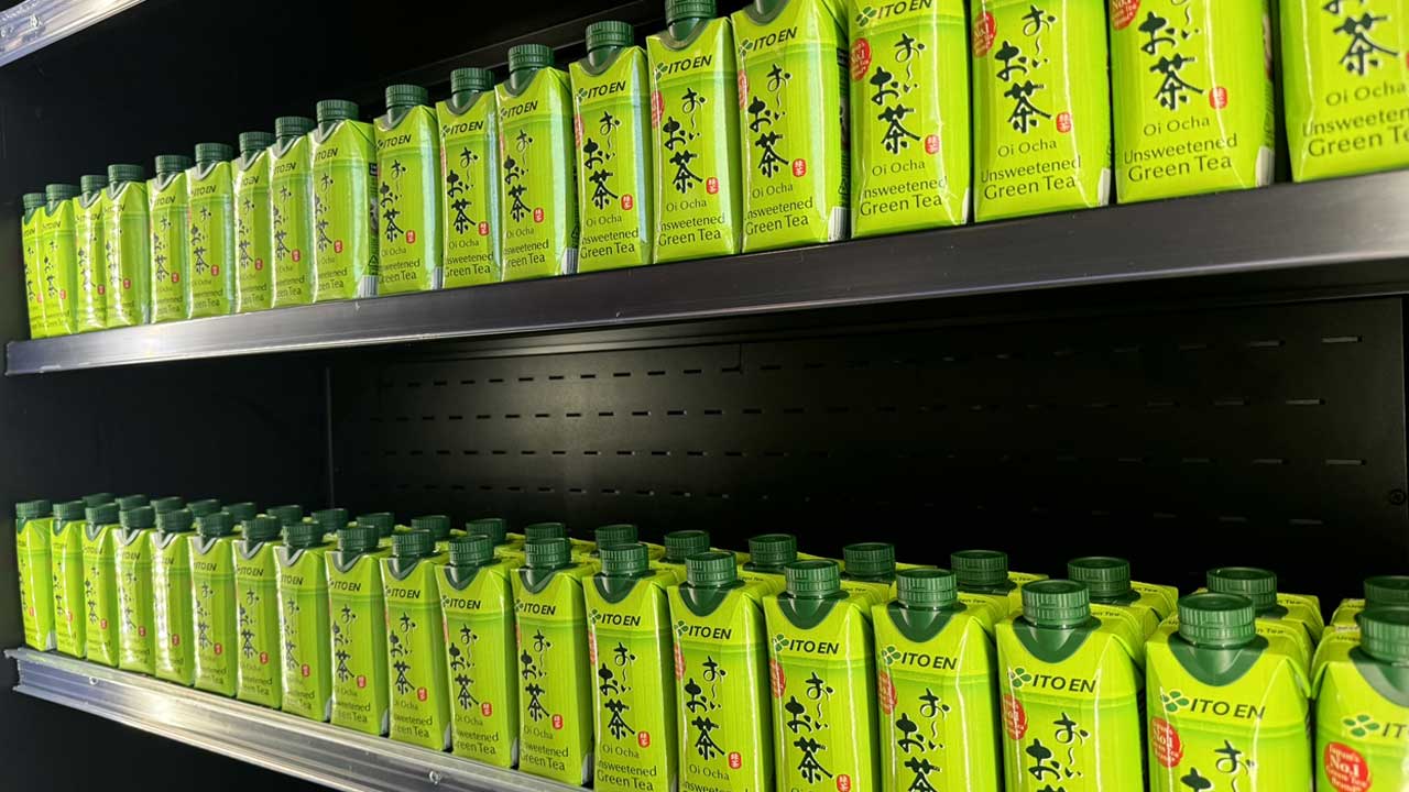 伊藤園、「お～いお茶」で欧州攻略へ 規制見据え覚悟の現地生産：日経