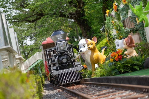 としまえんの模型列車で園内を巡る「レオとライヤの夕日列車」（©TEZUKA PRODUCTIONS）