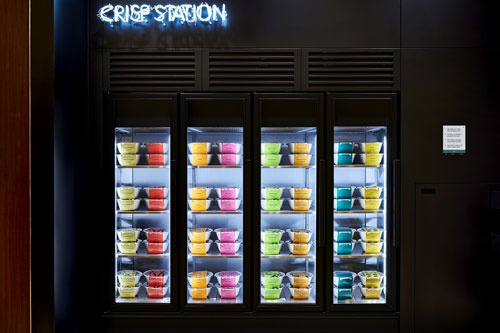 11月1日、東京の丸ビルに開業した「CRISP STATION」。レジはなく、冷蔵庫からサラダを取り出すだけでよい