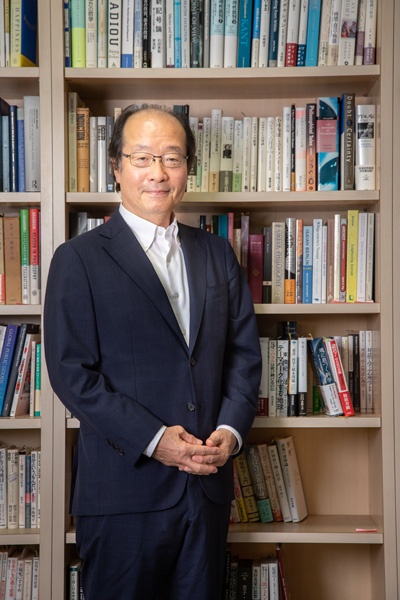 <span class="fontBold">名和高司(なわ・たかし)氏</span><br> 1957年生まれ、熊本県出身。1980年東京大学法学部卒業後、三菱商事、マッキンゼー・アンド・カンパニーを経て2010年に一橋大学大学院教授に。現在は一橋ビジネススクール客員教授。ファーストリテイリングや味の素などの社外取締役も務める。