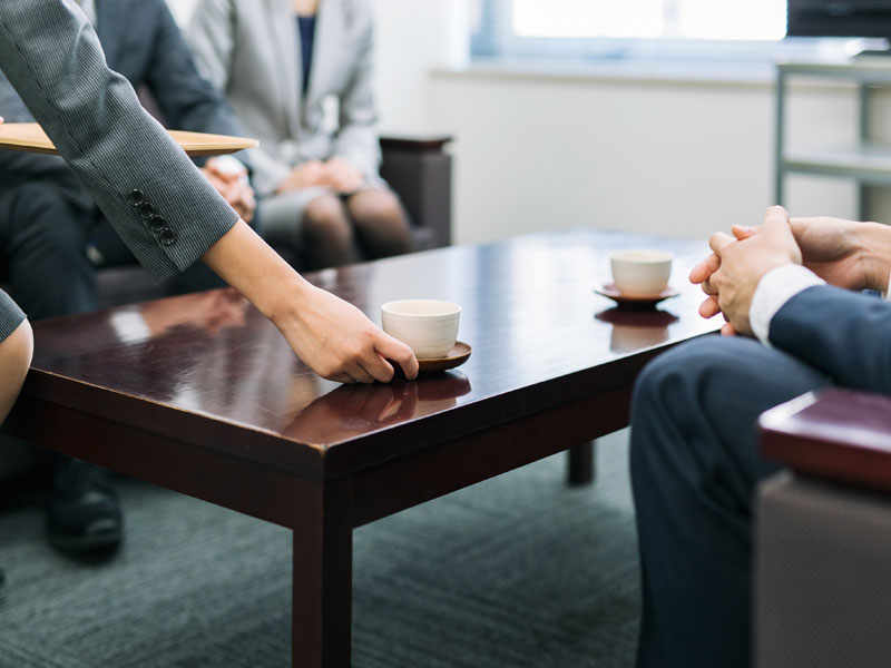 女性社員はお茶くみ は 昔の話ではなかった 日経ビジネス電子版