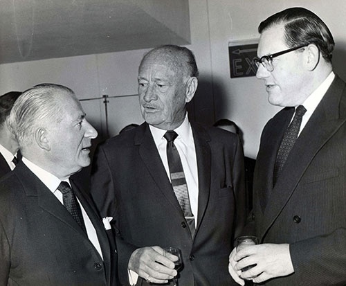 コンラッド・N・ヒルトンが、1963年、ロンドンにホテルを開業したときの写真。真ん中がヒルトンで、英国金融界の要人たちと言葉を交わしている(写真:ユニフォトプレス)