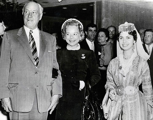 写真左端がコンラッド・N・ヒルトン。1955年、「ヒルトン・イスタンブール」のオープニングで撮影されたカット(写真:ユニフォトプレス)