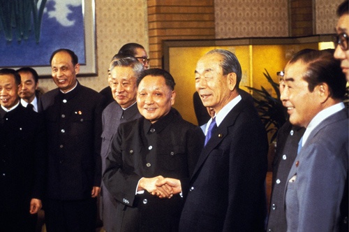 鄧小平（中央左）は1978年に訪日。新幹線に乗車した際、「訪日で近代化とは何か分かった」と語ったと伝わる。握手しているのは当時の首相、福田赳夫（写真：KURITA KAKU/GAMMA/アフロ）