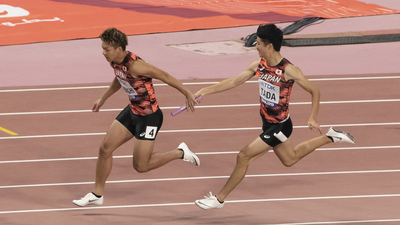 日本代表チームが銅メダルを獲得した2019世界陸上ドーハ大会男子4×100メートルリレー決勝。急きょの出場となった第1走者・多田修平選手から第2走者・白石黄良々選手へのバトンパスがきれいに決まった（写真：アフロ）