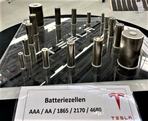 テスラがドイツで公開した円筒形電池（前列中央から右へ「1865」「2170」「4680」）