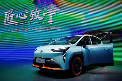広汽埃安新能源汽車（AION）が2021年の上海モーターショーで披露した電気自動車（EV）「AION Y」（写真：ロイター）