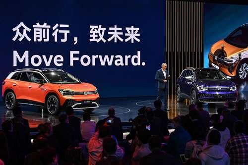2021年に開かれた上海モーターショーでフォルクスワーゲンが発表した新型車(写真:AFP/アフロ)