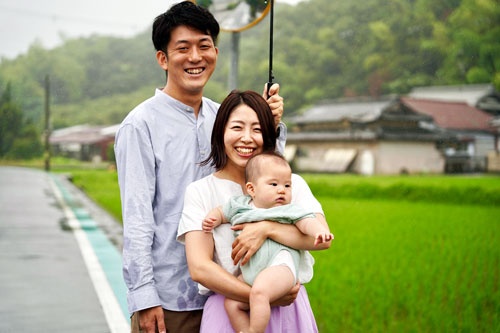 半年前に生まればかりの3人目の子どもと池田征史・彩美夫妻