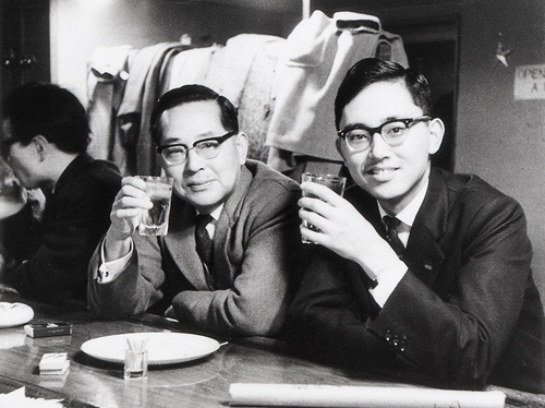 29歳のころの宮内義彦氏(右)。高度成長期の真っただ中の1960年代半ばに、父・義作氏と大阪・梅田で会食した時の写真だ。35年神戸市生まれ。オリックスの社長や会長を歴任し、2014年から現職。企業経営の傍ら政府の民間委員として規制緩和を進めるべく、長年にわたり官僚や族議員、既得権を持つ各種団体と闘った