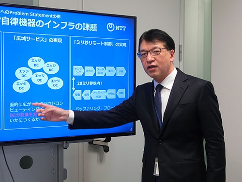 NTT研究企画部門IOWN推進室の川島正久室長は「次世代通信基盤は光のネットワーク、半導体によって成り立つ」と語る