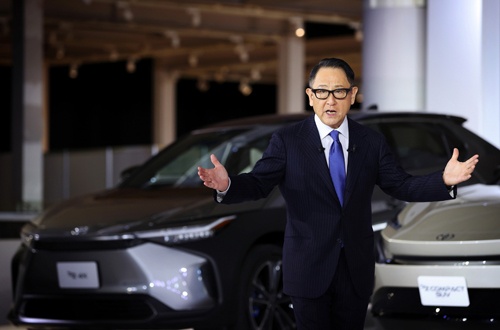 トヨタ自動車の豊田章男社長は、様々な技術を用いる「全方位」の脱炭素を進める（写真：三橋仁明/N-RAK PHOTO AGENCY）
